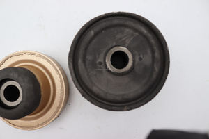 Adapté aux excavateurs Yuchai YC85, coussinets en caoutchouc pour support moteur, version orange. (Avant et arrière) - Product Image 2