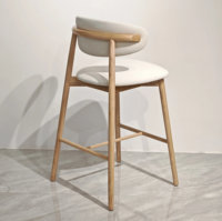 Chaise de bar haute au design nordique moderne en bois massif et similicuir avec dossier incurvé pour bar à domicile, cuisine, salle à manger et usage extérieur