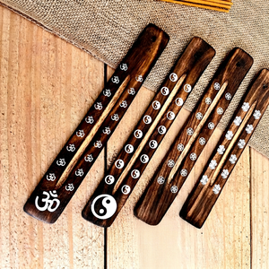Juego de Porta Incienso de Madera con Diseño de Huella de Pata Om Yin Yang, Atrapasalpicaduras de Sándalo Hecho a Mano para Uso Religioso - Product Image 1