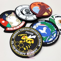 Écusson PVC personnalisé Fabricant Logo en relief 3D Accessoires de vêtement 2D en vrac Écussons en caoutchouc PVC souple en silicone pour vêtements
