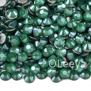 OLeeya Vente en gros d'usine Couleurs vertes Cristaux de fixation à froid Strass à dos plat Non Hotfix Strass pour accessoires de vêtement - Product Image 3