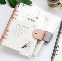Couverture de planificateur transparente personnalisée en gros, A5, PVC, 6 anneaux, avec bouton pression