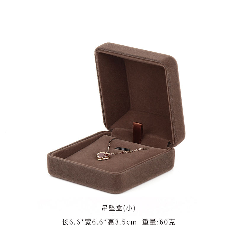 สร้อยคอใหญ่สีน้ำตาล