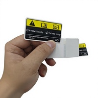 Étiquette de sécurité personnalisée imprimée avec un design jaune et noir à fort contraste, résistante aux huiles et aux produits chimiques, pour l'entretien des machines