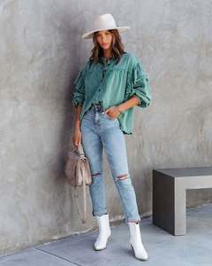 Al por mayor: Chaquetas vaqueras de mezclilla lavada para mujer, estilo urbano, con efecto desgastado y manga con volantes, en verde. Prendas de abrigo y blusas de mezclilla para mujer. - Product Image 4