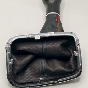 Pomo de palanca de cambios de cuero negro de 12 mm para Volkswagen Golf Bora Jetta Mk4 de 5 y 6 velocidades - Product Image 2