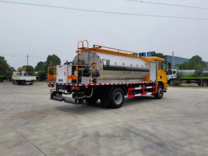 Camion distributeur d'asphalte professionnel de moyenne capacité avec réservoir isolé et pompe chauffante pour une pulvérisation homogène du bitume sur les routes - Product Image 2