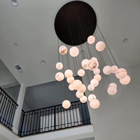 Lustre personnalisé multi-balles en albâtre naturel avec structure tout en laiton, luminaire suspendu moderne de luxe pour villa et escalier
