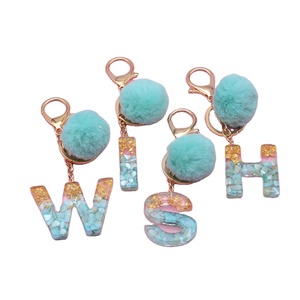 Colgante para llaves con letras y 26 iniciales, pompón esponjoso verde, bolso para chicas, abalorios para llavero con alfabeto de resina con degradado brillante - Product Image 1