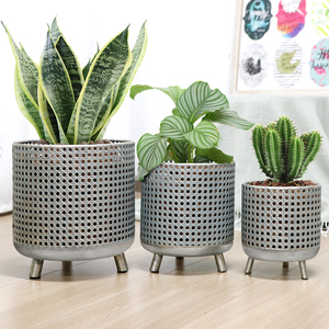 Juego de 3 Macetas Grandes de Hierro Plateado, Diseño Moderno Colgante con Cuatro Soportes para Plantas de Jardín y Uso Doméstico - Product Image 1