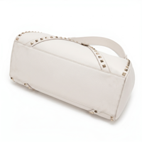 Sac hobo en cuir blanc grainé avec clous argentés, sac à main pour femme, fermeture éclair, poche latérale, logo personnalisé
