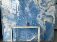 Bleu cristal Jade Onyx mur revêtement carrelage salon rétro-éclairé caractéristique mur bleu foncé translucide marbre pierre rougeoyant escalier étape