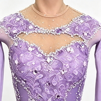 Robe de patinage artistique dégradé lavande avec dentelle florale et strass faits à la main, manches longues, pour compétition de patinage sur glace