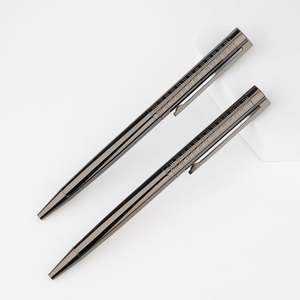 Stylo bille élégant en métal plaqué noir, fin et raffiné, idéal comme cadeau d'affaires, personnalisable avec logo et couleur, parfait pour les événements promotionnels. - Product Image 1
