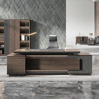 Bureau de direction moderne en forme de L pour patron ou manager, design élégant de table de bureau pour le bureau du directeur