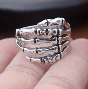 Anello <span class=keywords><strong>925</strong></span> <span class=keywords><strong>in</strong></span> <span class=keywords><strong>argento</strong></span> gotico a forma di mano per gli uomini stile Punk ciclope artiglio del diavolo teschio a mano cornice <span class=keywords><strong>in</strong></span> osso per feste - Product Image 1