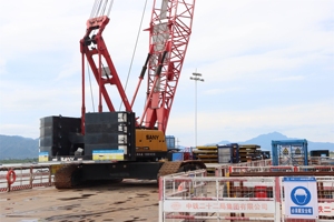 Grue sur chenilles SCC1000A-6 de 100 tonnes d'occasion de haute qualité, dotée d'un moteur, d'une pompe et d'une boîte de vitesses, hauteur de levage de 80 m, faible coût de transport - Product Image 4