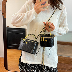 <span class=keywords><strong>Borsa</strong></span> <span class=keywords><strong>a</strong></span> <span class=keywords><strong>Tracolla</strong></span> da Donna di Tendenza, <span class=keywords><strong>Mini</strong></span> <span class=keywords><strong>Borsa</strong></span> <span class=keywords><strong>a</strong></span> Secchiello Quadrata con Catena Effetto Coccodrillo, Ideale per Ragazze e Signore - Product Image 6