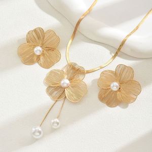 Parure Collier et Boucles d'Oreilles Goutte d'Eau en Cuivre Plaqué Or avec Sertissage Clos, Tendance et Élégante pour Mariages et Anniversaires - Product Image 4