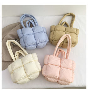 Nuova Borsa a Spalla Grande da Donna in Tessuto Imbottito in Cotone con Motivo a Quadri, Morbida e Imbottita, Aperta per Tutte le Stagioni, Ideale per il Commercio Transfrontaliero - Product Image 3