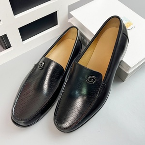 Mocassins noirs classiques, ornés de boutons métalliques raffinés, style élégant business casual, chaussures habillées - Product Image 1