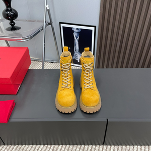 รองเท้าบูทคอมแบทหนังแท้แบบสวมใส่สบาย ระดับกลางน่อง พื้นหนา กันน้ำ กันลื่น ด้านบนเป็นหนังกลับ เหมาะสำหรับใส่เที่ยวเล่นสบายๆ ในฤดูร้อน วาเลนติโนส - Product Image 1