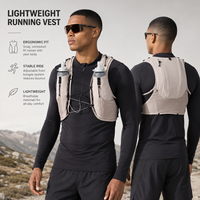 Gilet d'hydratation léger personnalisé OEM avec deux poches souples pour bouteilles, idéal pour la course en trail, le marathon et la randonnée
