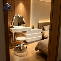 Ensemble coiffeuse moderne blanc brillant avec miroir LED Cloud à commande vocale, éclairage et commode multi-tiroirs au design panneau pour chambre à coucher