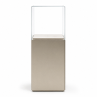 Ensemble d'agencements modulaires pour présentoirs de montres et bijoux en or champagne, avec vitrines sur piédestal