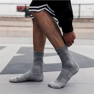 Chaussettes de sport personnalisées en gros pour hommes, épaisses et rembourrées, avec semelle en tissu éponge, pour le basketball, la course et l'entraînement - Product Image 3