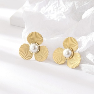 ต่างหูทองชุบคุณภาพสูง สแตนเลสประดับมุกทรงดอกไม้ - Product Image 5