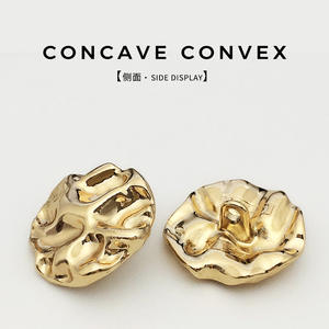 กระดุมเสื้อโค้ทผ้าแชมเบรย์สีทองเงินกระดุมเย็บด้วยมือแบบวินเทจโลหะแบบไม่สม่ำเสมอ - Product Image 3