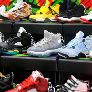 พวงกุญแจรองเท้าบาสเก็ตบอลจำลอง Aj2-12 ของตกแต่งกระเป๋าและเครื่องประดับแขวน  ขั้นต่ำในการสั่งซื้อน้อย - Product Image 3