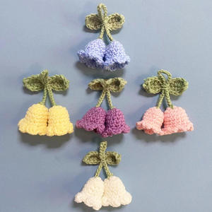 Llavero Creativo con Colgante de Lirio, Hecho a Mano con Lana y Crochet, Adorable Flor de Orquídea - Product Image 2