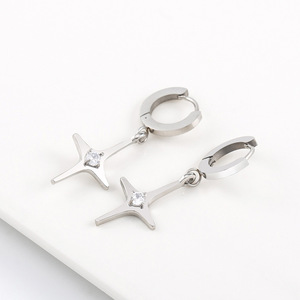 Boucles d'oreilles Huggie yunnique en forme d'étoile, en acier titane, serties de diamants, minimalistes, unisexes, tendance - Product Image 1