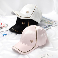 Casquettes de baseball en satin avec logo personnalisé, lettre M, étiquette métallique, vente en gros de casquettes de baseball ajustées brillantes en coton mercerisé à teinte d'été