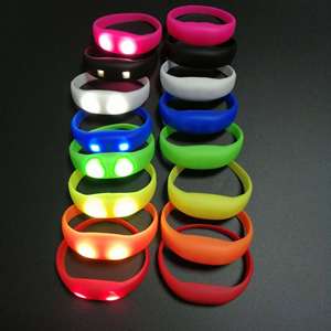 Bracelets lumineux personnalisés écologiques activés par la musique et le son avec LED clignotantes imprimées par transfert thermique - Cadeaux de fête parfaits - Product Image 2