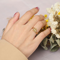 Bague en acier inoxydable plaqué or exquise, élégante bague à nœud trinitaire, bijou de doigt délicat pour un usage quotidien, cadeau pour femmes