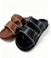 Sandales plates en cuir PU pour femmes, style bohème, avec deux brides et boucles, coutures contrastées tendance, chaussures de plage antidérapantes