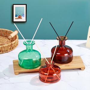 Bouteille diffuseur à roseaux en <span class=keywords><strong>verre</strong></span> personnalisée OEM ODM grande capacité 200ml 300ml multicolore unique avec bâtonnets et bouchon - Product Image 1