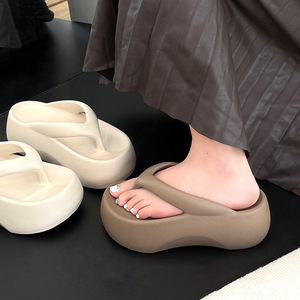 Chanclas de mujer de suela gruesa y elevada, populares en internet, de verano, con suela suave de EVA, de punta abierta, sencillas, versátiles, para playa y mar. - Product Image 1