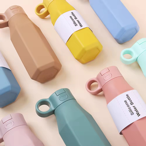 Botella de agua personalizada de silicona platino, portátil, irrompible, de color sólido vibrante, hermética y antiderrames, con logo, para deporte y viajes. - Product Image 4