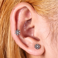 Anting-anting titanium ASTM F136 model bunga berlubang dengan CZ, ulir dalam, untuk tindik tulang rawan telinga, helix, dan tragus.