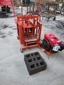 Buen costo de la puesta de huevos 2-45 Diesel Pequeño Manual de hormigón Bloque de cemento Máquina de fabricación de ladrillos para la venta en Uganda - Product Image 5