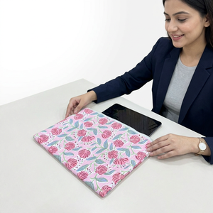 Elegante funda acolchada de algodón para portátil, hecha a mano, con estampado floral, con cremallera, ligera, protectora, para el día a día y la oficina. - Product Image 1