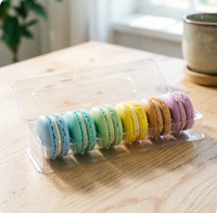 Boîte à macarons transparente de qualité alimentaire, multi-compartiments, empilable, avec insert en plastique transparent pour l'emballage de macarons français et de desserts.