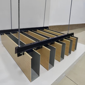 Plafond suspendu en panneaux linéaires en aluminium pour bureaux, couloirs et intérieurs - Product Image 4