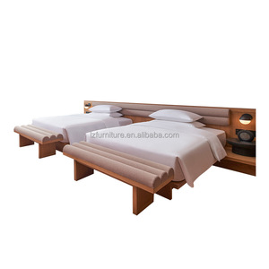 Ensemble de meubles de chambre d'hôtel, lit moderne en bois capitonné avec tête de lit intégrée en tissu et tables de chevet pour hôtel 3 étoiles - Product Image 2