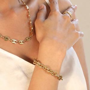 Pulsera Minimalista Personalizable al por Mayor, Chapada en Oro de 18K, Resistente al Agua, de Acero Inoxidable, con Cadena de Eslabones Gruesos para Mujer - Product Image 3