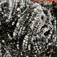 Bracelets de perles de mode transfrontalière noir blanc arc-en-ciel argile douce tissée avec logo de lettre anglaise noeud plat Style noeud péruvien